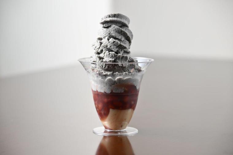 胡麻豆腐入りぜんざいアイス（黒ごま）