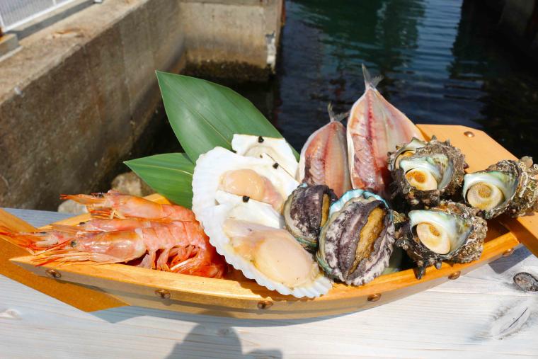 淡路島「タコステ」活アワビ＆サザエの浜焼き