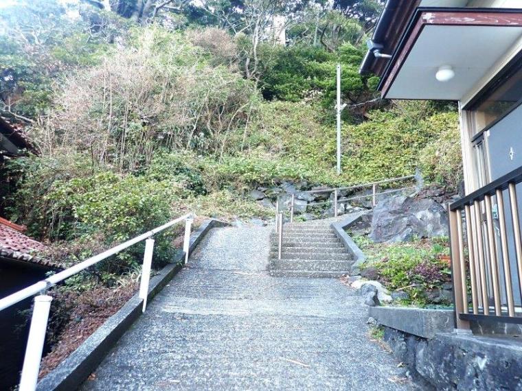 【伊東・城ヶ崎海岸】早朝がおすすめ！つり橋や自然観察路を歩く約40分コース