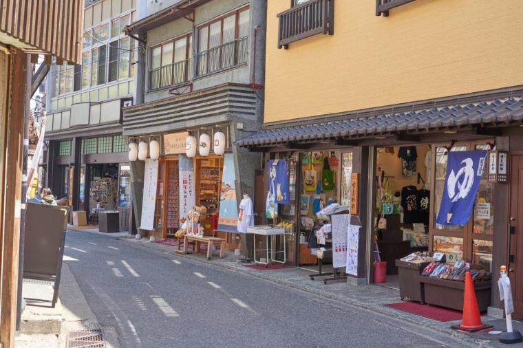 湯畑の眼前にある1日1組限定「草津温泉 きむらや」。希少な源泉かけ流し＆隈研吾設計の宿で記念日ステイ