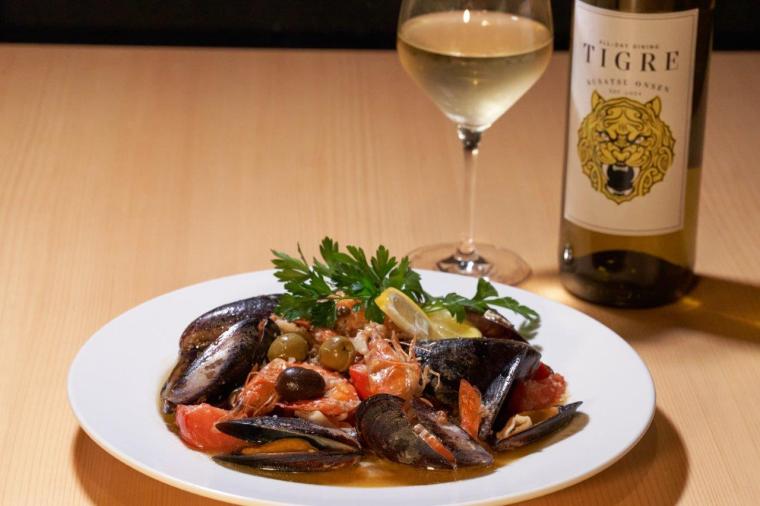 湯畑の眼前にある1日1組限定「草津温泉 きむらや」。希少な源泉かけ流し＆隈研吾設計の宿で記念日ステイ