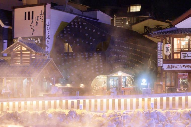 湯畑の眼前にある1日1組限定「草津温泉 きむらや」。希少な源泉かけ流し＆隈研吾設計の宿で記念日ステイ