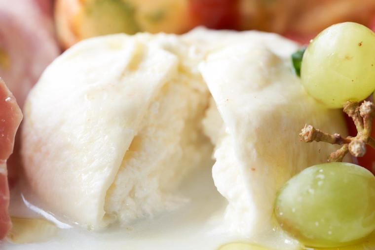 湯畑の眼前にある1日1組限定「草津温泉 きむらや」。希少な源泉かけ流し＆隈研吾設計の宿で記念日ステイ