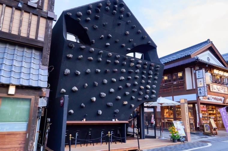 湯畑の眼前にある1日1組限定「草津温泉 きむらや」。希少な源泉かけ流し＆隈研吾設計の宿で記念日ステイ