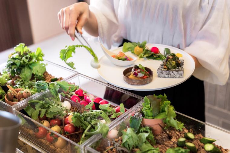 ディナーコース前菜のサラダブッフェ