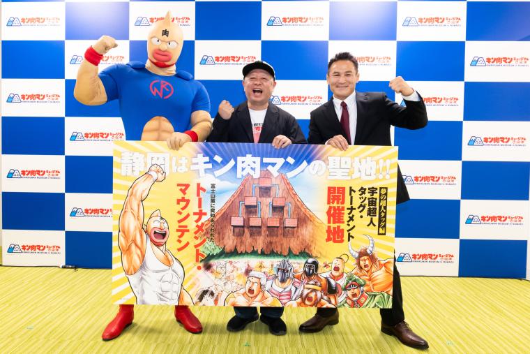 オープニングセレモニーでのゆでたまご先生、館長のミノワマンZ氏