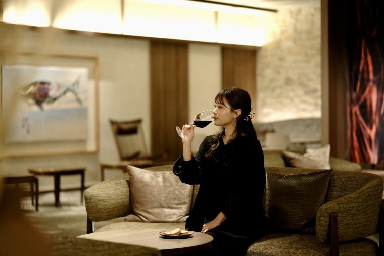 ドリンクや軽食とともにアートを楽しめるオホーツクラウンジ