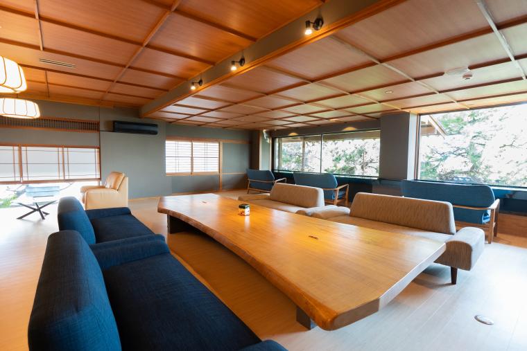 伊勢湾を望むロビーラウンジ