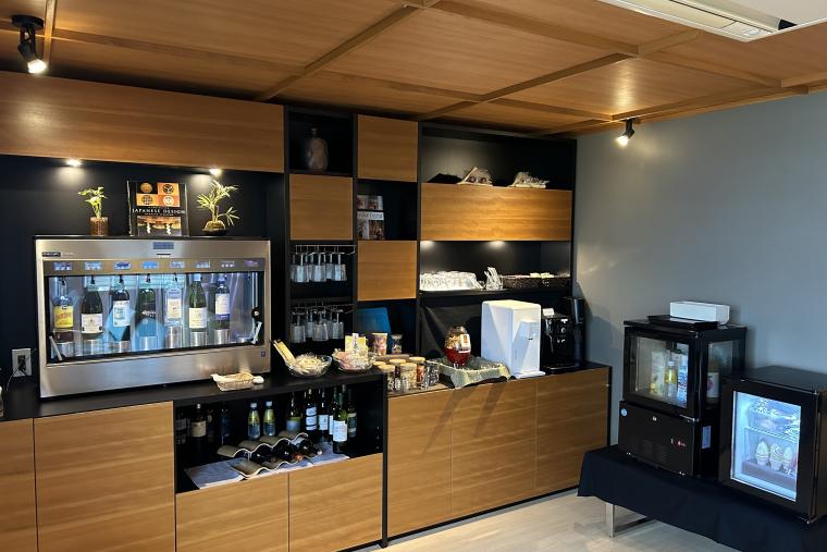 多様なメニューが用意されたセルフバー