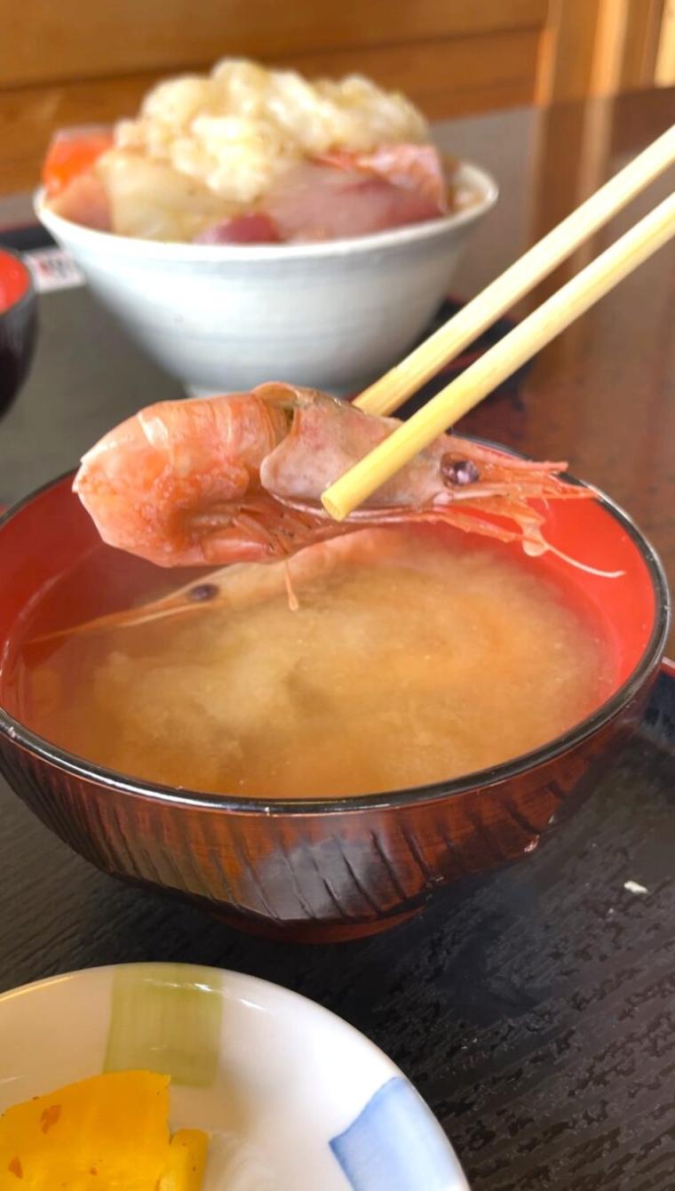 幻のエビ「もさえび」が盛られた海鮮丼！ボリューム満点の海鮮丼が味わえる行列のできる食堂｜鳥取県琴浦町