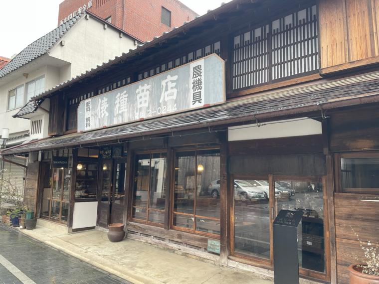 山陰の小京都を90分で巡るお手軽ツアー！畳のある教会やハート模様の巨大な鯉も｜島根県津和野町