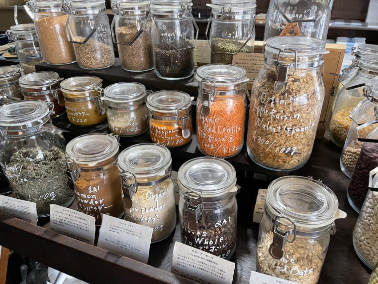 山陰の小京都を90分で巡るお手軽ツアー！畳のある教会やハート模様の巨大な鯉も｜島根県津和野町