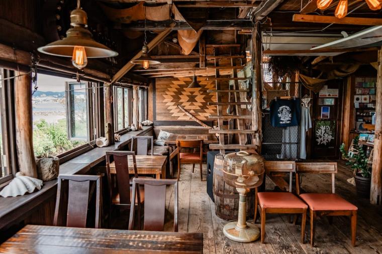 海岸沿いの絶景カフェ＆バー「seaside-cafe BlueTrip （シーサイドカフェ ブルートリップ）」（名護市）