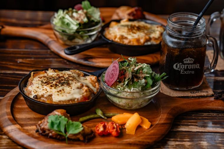 海岸沿いの絶景カフェ＆バー「seaside-cafe BlueTrip （シーサイドカフェ ブルートリップ）」（名護市）