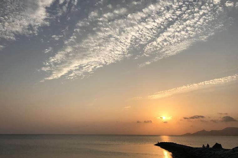 海岸沿いの絶景カフェ＆バー「seaside-cafe BlueTrip （シーサイドカフェ ブルートリップ）」（名護市）