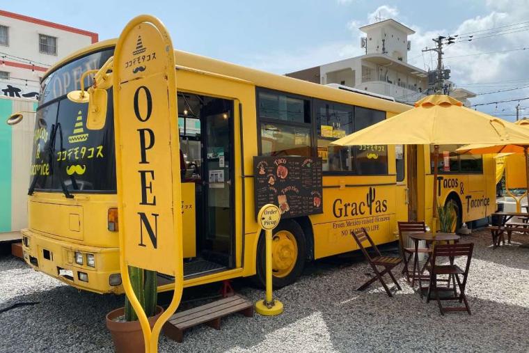 タコスのなかにライス！黄色いバスのタコス屋さん「ココデモタコス」（北中城村）