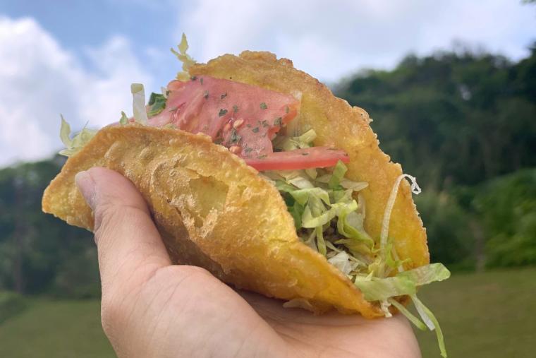 タコスのなかにライス！黄色いバスのタコス屋さん「ココデモタコス」（北中城村）