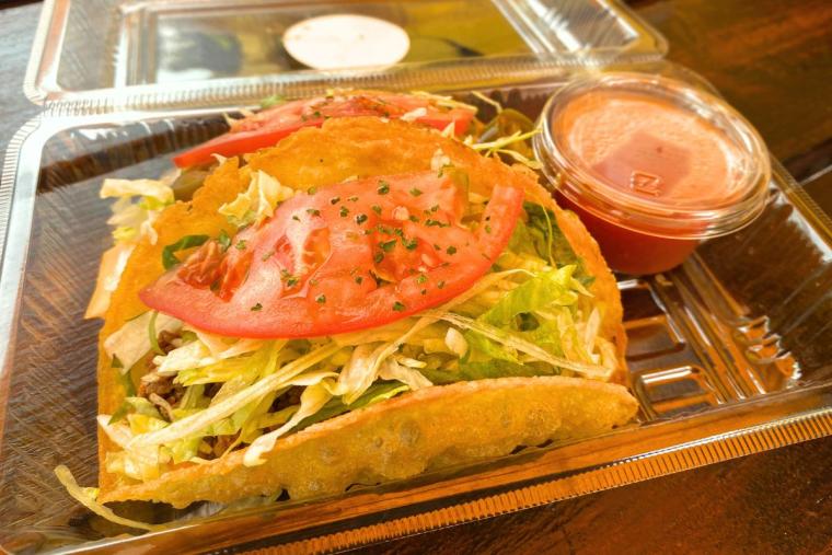 タコスのなかにライス！黄色いバスのタコス屋さん「ココデモタコス」（北中城村）