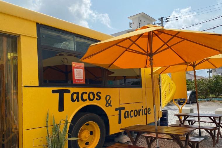 タコスのなかにライス！黄色いバスのタコス屋さん「ココデモタコス」（北中城村）
