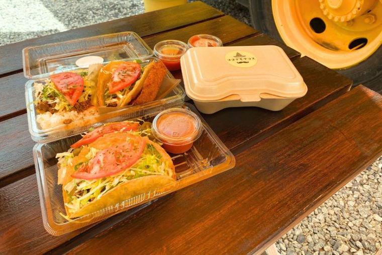 タコスのなかにライス！黄色いバスのタコス屋さん「ココデモタコス」（北中城村）