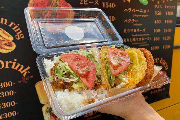タコスのなかにライス！黄色いバスのタコス屋さん「ココデモタコス」（北中城村）
