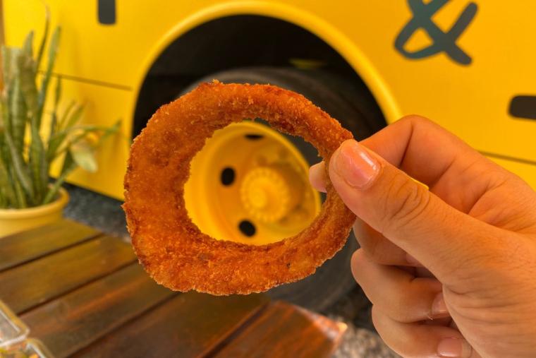 タコスのなかにライス！黄色いバスのタコス屋さん「ココデモタコス」（北中城村）