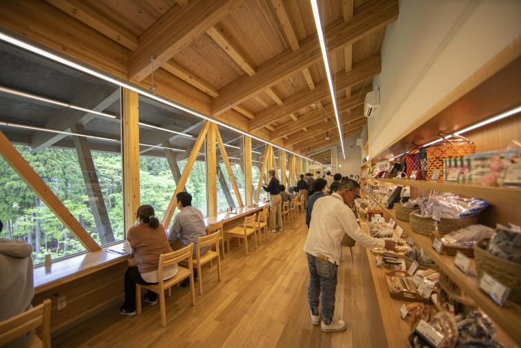 「センターハウス」内