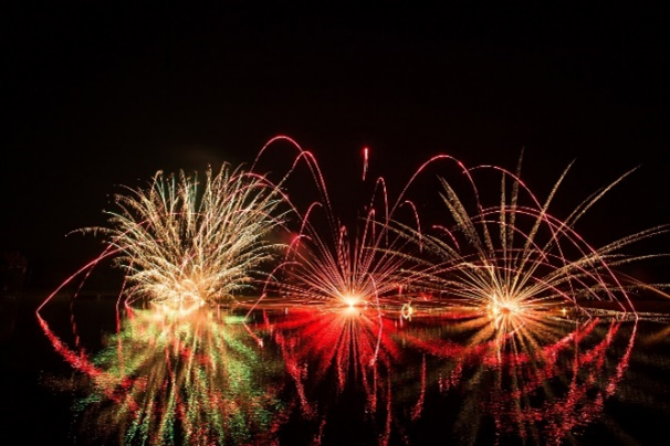 湖面を彩る花火