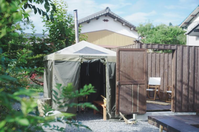 庭に設置されたテントサウナと整いスペース