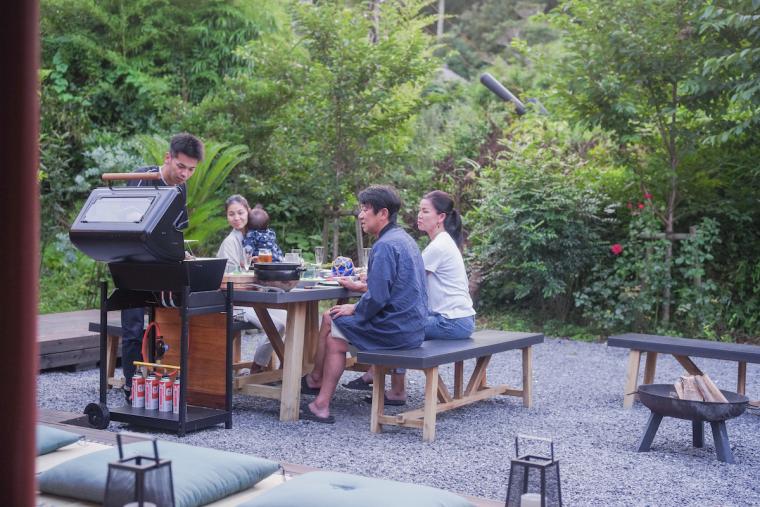 BBQや焚き火が楽しめる広い庭が魅力の一つ