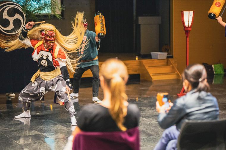 佐渡の伝統芸能「鬼太鼓」を体験できる