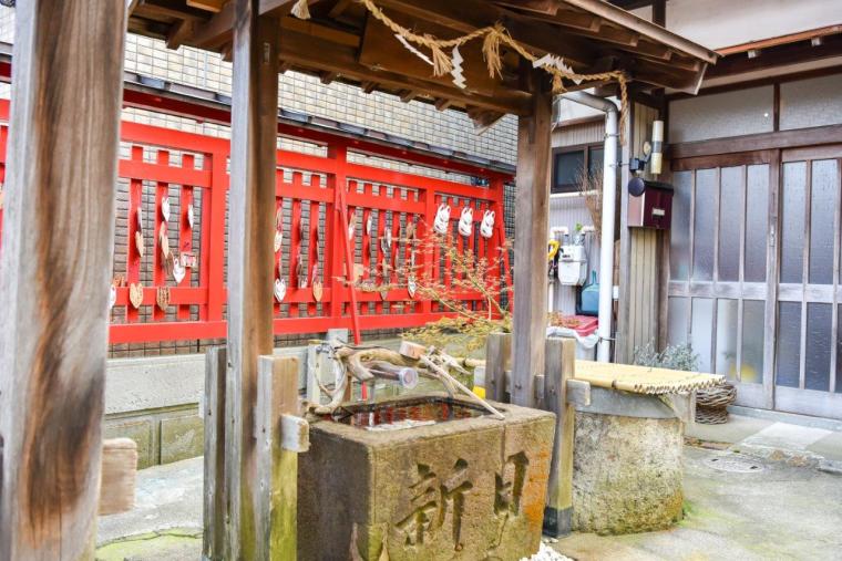 【台湾出身編集者kumaの金沢散歩】きつねの絵馬、おみくじ、手ぬぐいなど、きつね好きにたまらない小さな稲荷神社に行ってきました！｜石川県金沢市『浅野川稲荷神社』