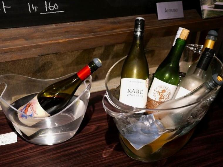 ワインクーラーに入ったワインの画像