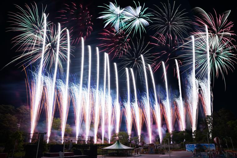 花火フェスや水かけライブも！西武園ゆうえんち「大夏祭り」開催