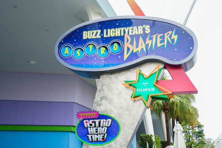 バズ・ライトイヤーのアストロブラスター“コンプリート・ザ・ミッション！”