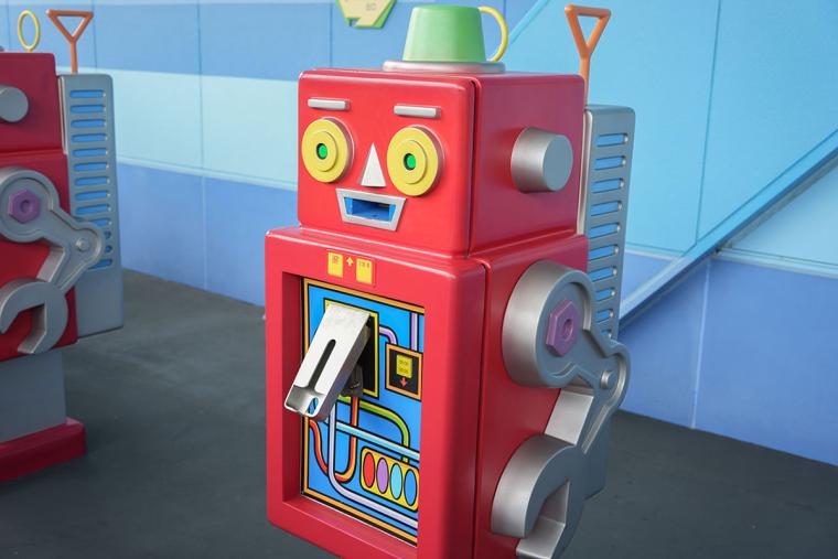 バズ・ライトイヤーのアストロブラスター“コンプリート・ザ・ミッション！”