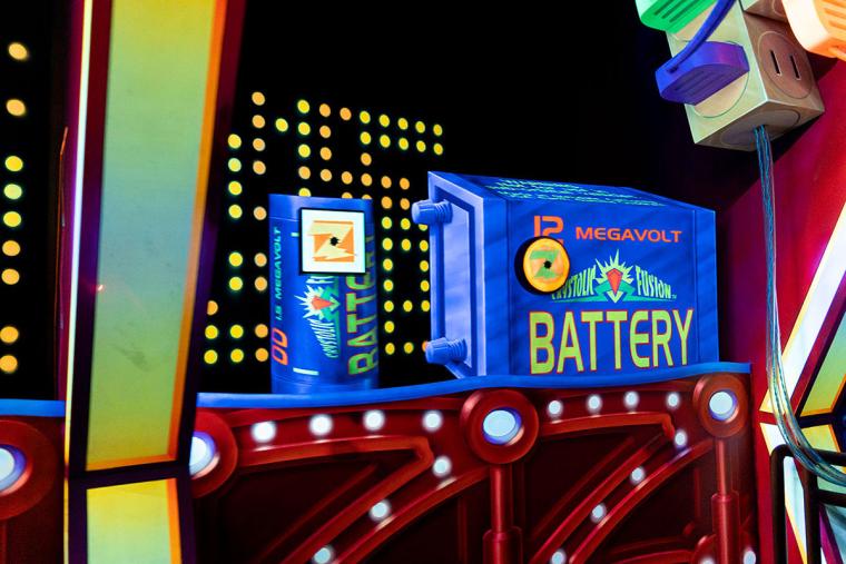 バズ・ライトイヤーのアストロブラスター“コンプリート・ザ・ミッション！”