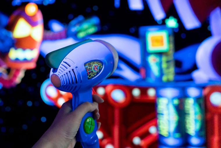 バズ・ライトイヤーのアストロブラスター“コンプリート・ザ・ミッション！”