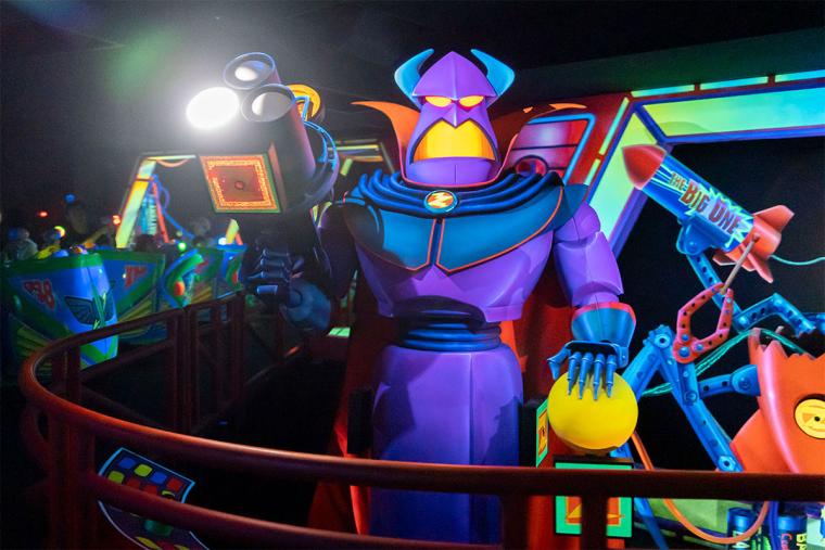 バズ・ライトイヤーのアストロブラスター“コンプリート・ザ・ミッション！”