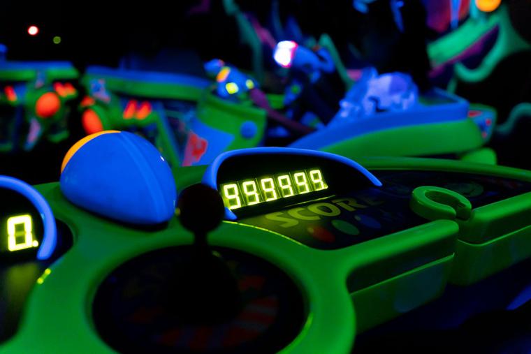 バズ・ライトイヤーのアストロブラスター“コンプリート・ザ・ミッション！”