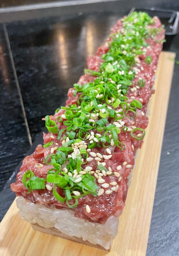 岡山県津山市で肉のプロが営む肉料理専門店！“生肉”ユッケ寿司から津山のソウルフードまで 