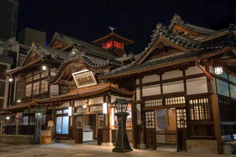 夜の道後温泉本館