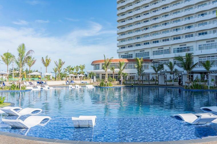 沖縄初の大型スライダー付きプールが楽しい！「グランドメルキュール沖縄残波岬リゾート」