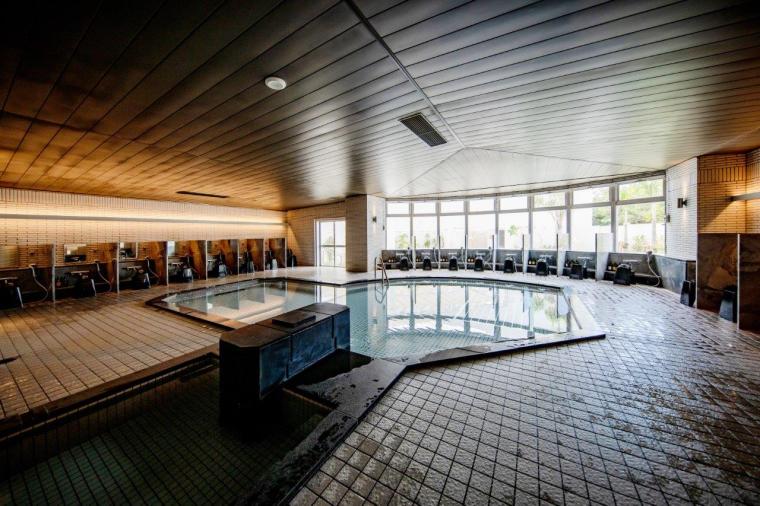 沖縄初の大型スライダー付きプールが楽しい！「グランドメルキュール沖縄残波岬リゾート」