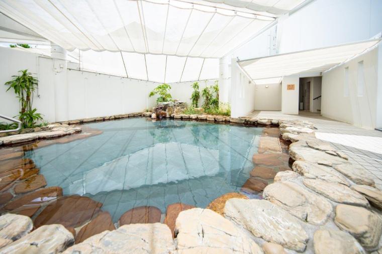 沖縄初の大型スライダー付きプールが楽しい！「グランドメルキュール沖縄残波岬リゾート」