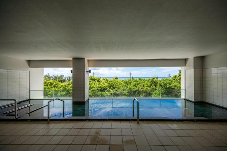 沖縄初の大型スライダー付きプールが楽しい！「グランドメルキュール沖縄残波岬リゾート」