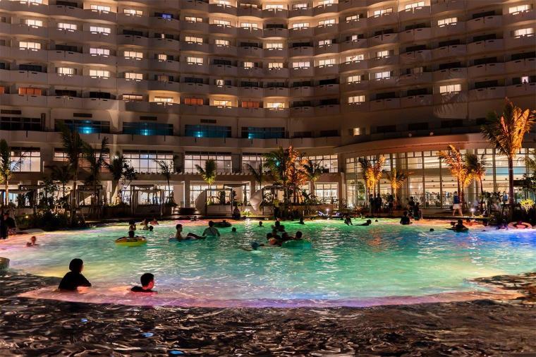 沖縄初の大型スライダー付きプールが楽しい！「グランドメルキュール沖縄残波岬リゾート」