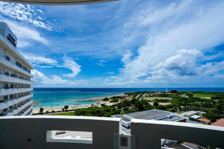 沖縄初の大型スライダー付きプールが楽しい！「グランドメルキュール沖縄残波岬リゾート」