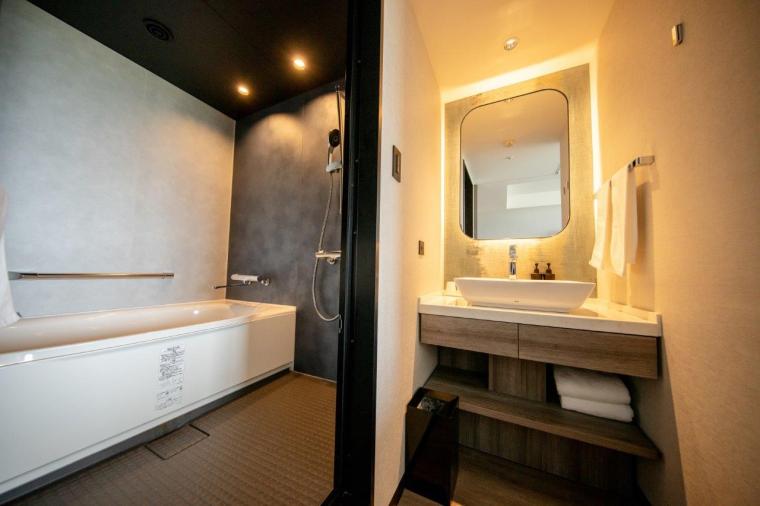 沖縄初の大型スライダー付きプールが楽しい！「グランドメルキュール沖縄残波岬リゾート」