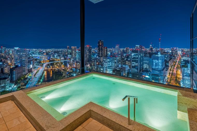 「カンデオホテルズ大阪ザ・タワー」スカイスパからの夜景